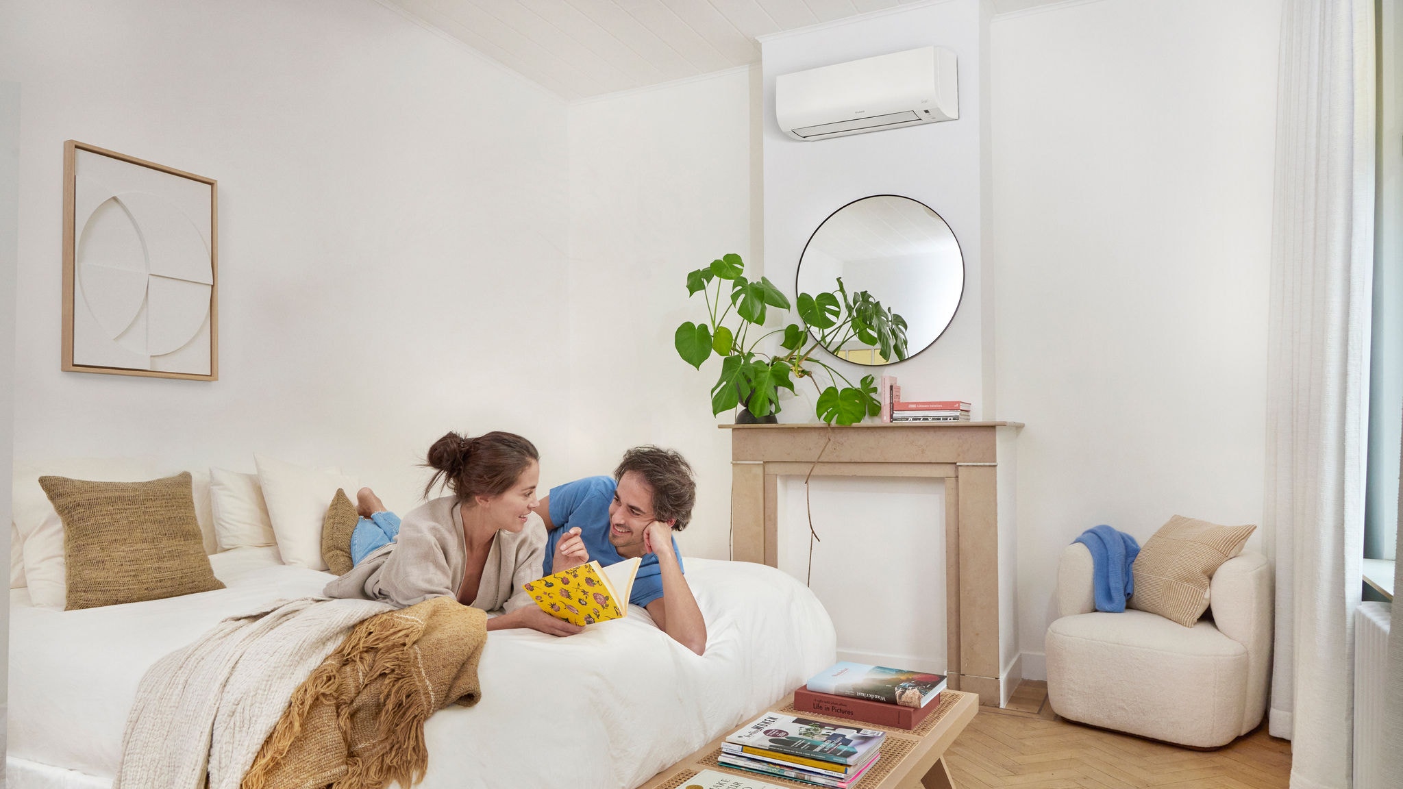 Žena sedí pohodlně v obývacím pokoji díky tepelným čerpadlům Daikin vzduch-vzduch