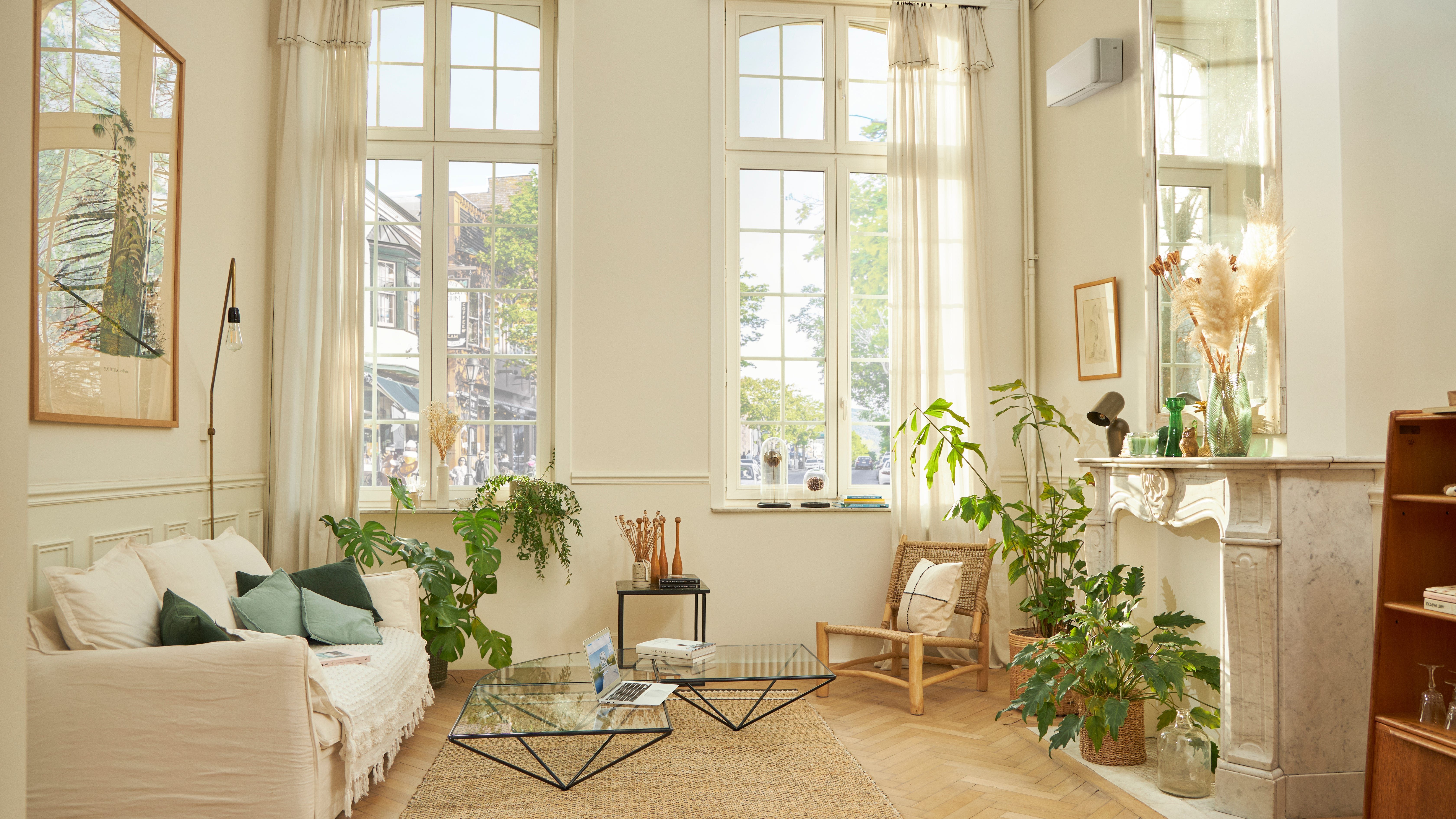 Krásně zařízený obývací pokoj s bílou nástěnnou klimatizací