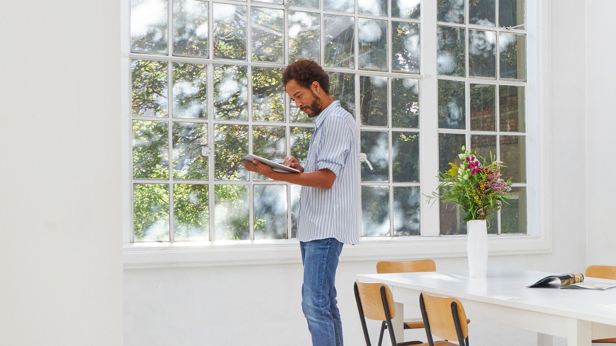 Muž zkoumá tepelná čerpadla Daikin, která by nahradila jeho současný topný systém