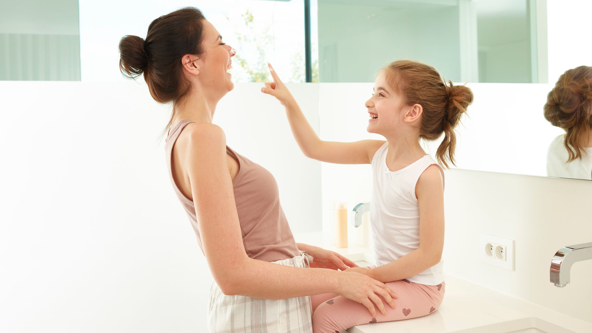 Matka a dcera si hrají v koupelně