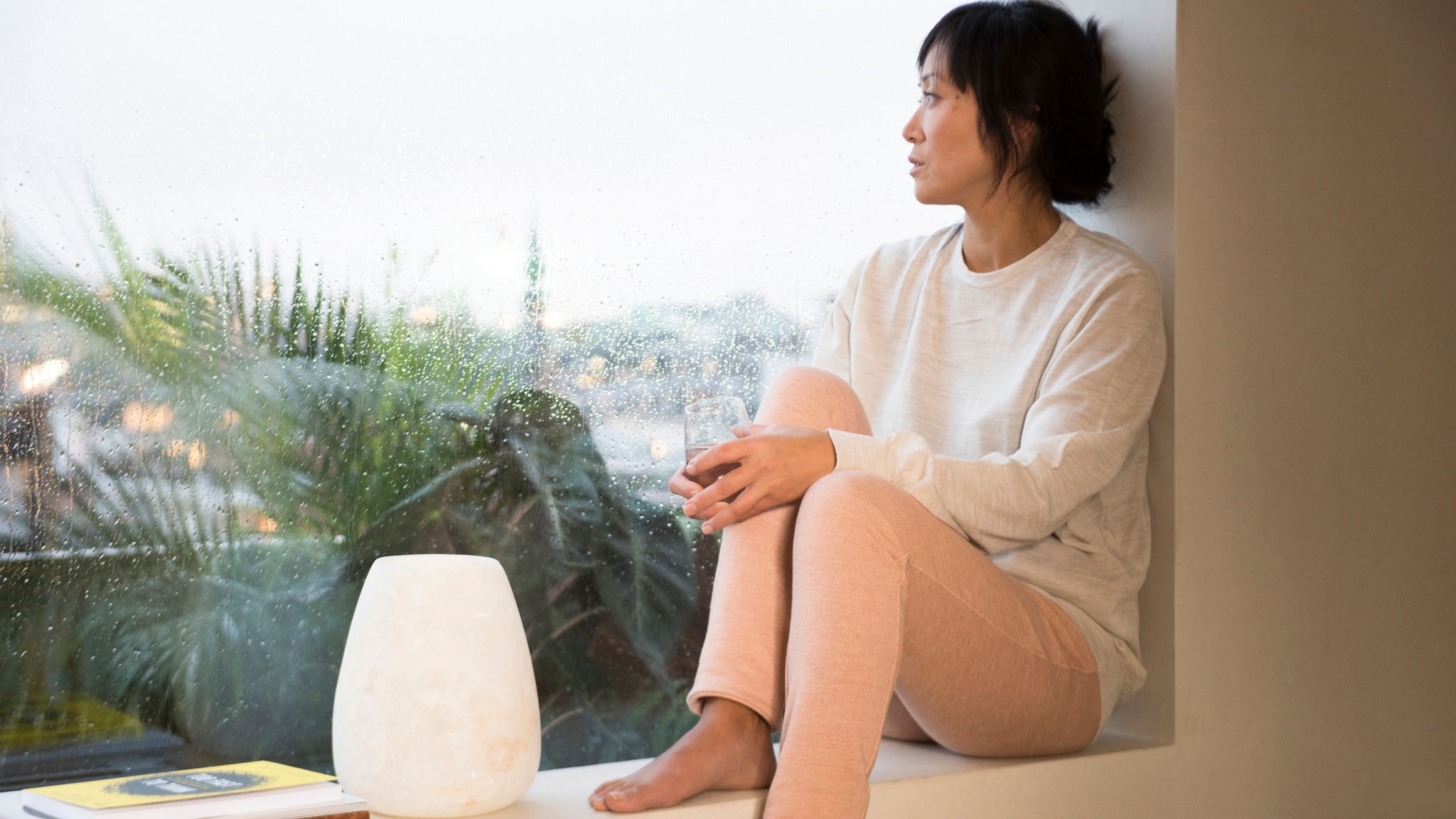 Žena si užívá útulnou dokonalou pokojovou teplotu