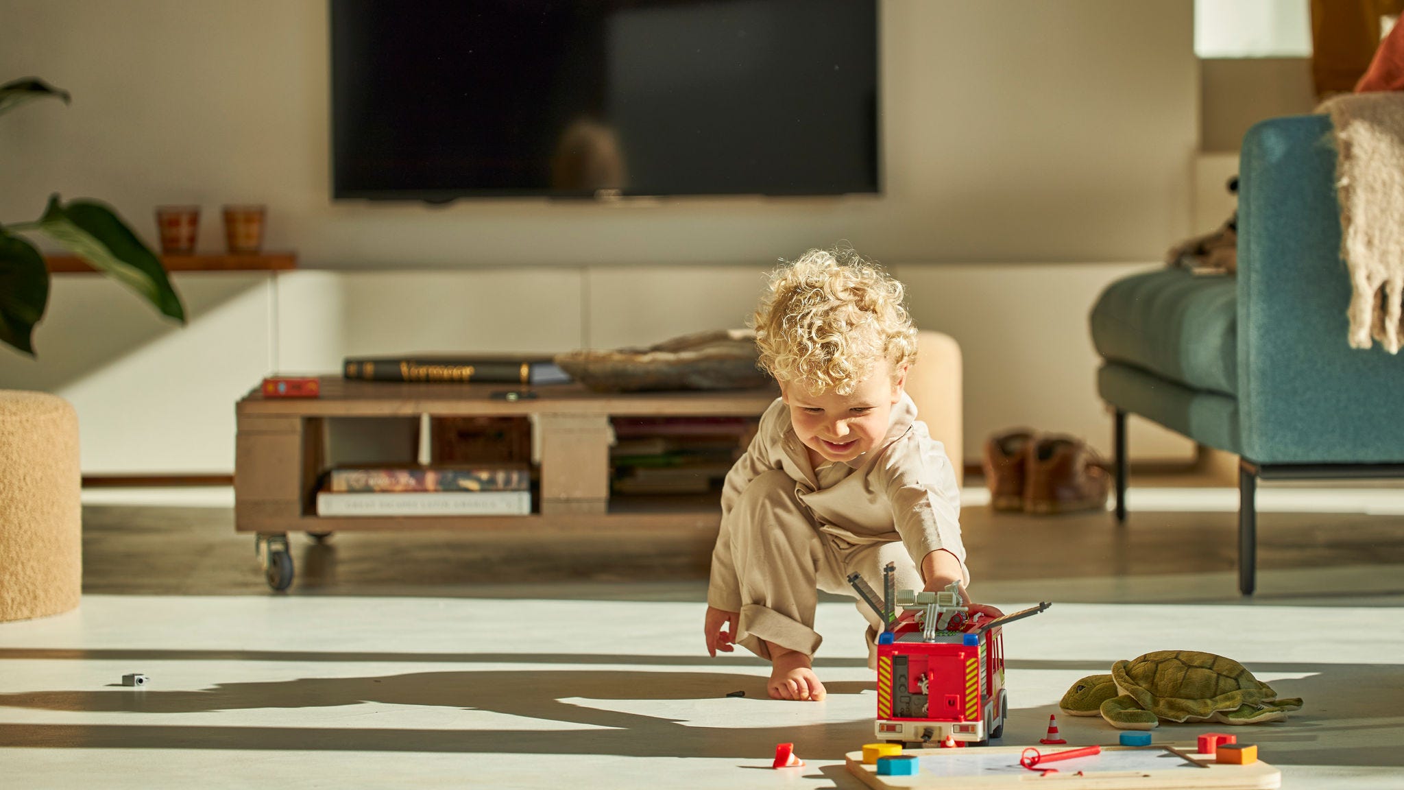 Dítě si hraje se svými hračkami